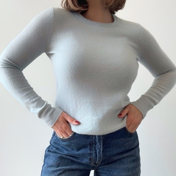 Bloomingdale’s 100% Cashmere Crewneck Sweater Powder Pink Classic Basic Staple - Picture 1 of 4